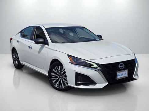 Used 2025 Nissan Altima 2.5 SV FWD image 1