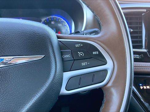 Used 2017 Chrysler Pacifica Limited image 24