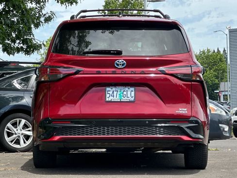 Used 2022 Toyota Sienna XSE w/ XSE Plus Package FWD image 7