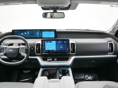 Certified 2025 Ford Expedition Platinum AWD/4WD image 16