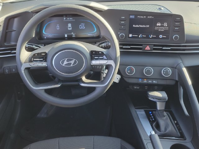 Used 2026 Hyundai Elantra SE FWD image 6