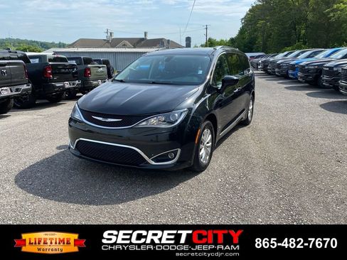 Used 2018 Chrysler Pacifica Touring-L FWD image 1