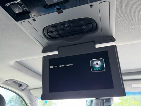 Used 2015 Chevrolet Suburban LTZ RWD image 32