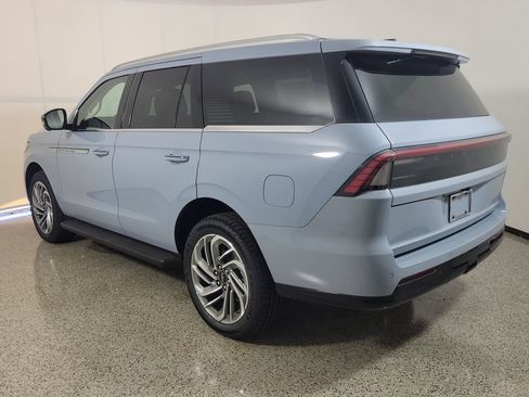 New 2027 Lincoln Navigator Premiere RWD image 3