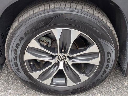 Used 2023 Toyota Highlander XLE AWD/4WD image 10