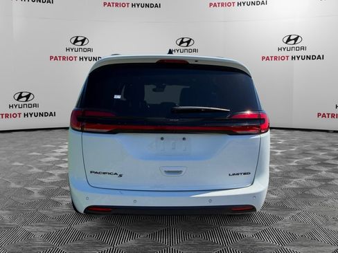 Used 2025 Chrysler Pacifica Limited FWD image 4