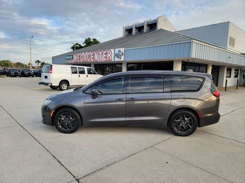 Used 2018 Chrysler Pacifica Touring Plus w/ S Appearance Package image 2