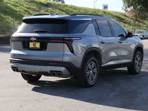 Used 2025 Chevrolet Traverse LT image 2