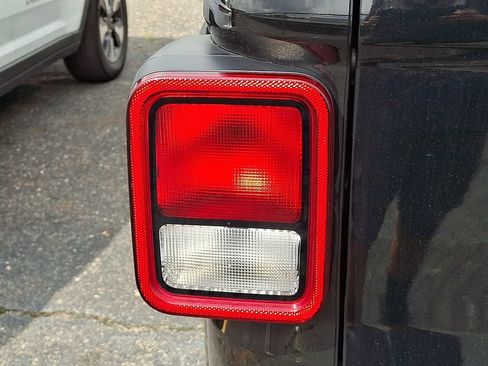 Used 2023 Jeep Gladiator Overland AWD/4WD image 8
