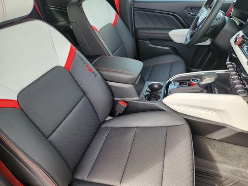 New 2026 GMC Canyon AT4X w/ LPO, Black Badging Package image 10