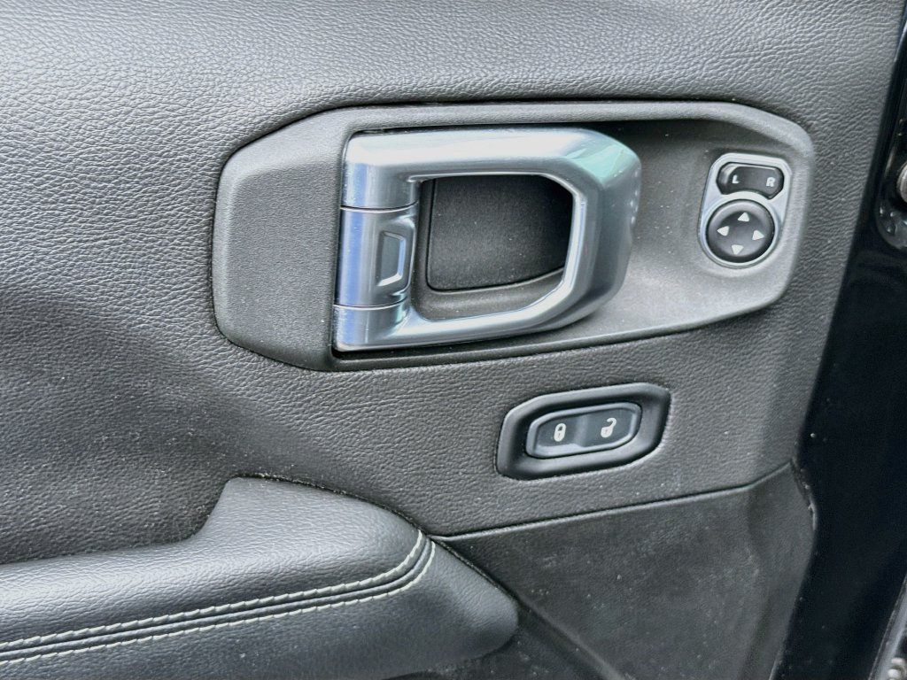 Used 2023 Jeep Wrangler Unlimited Sahara AWD/4WD image 19