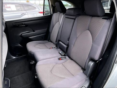 Certified 2024 Toyota Highlander LE FWD image 19