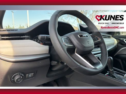 Used 2025 Jeep Compass Limited image 17