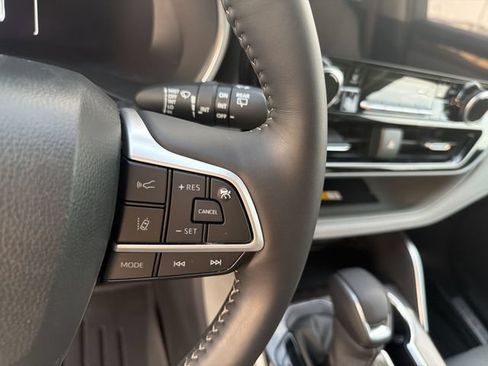 Certified 2025 Toyota Highlander Limited FWD image 18