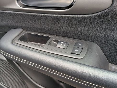 Used 2025 Chrysler Pacifica Select image 34