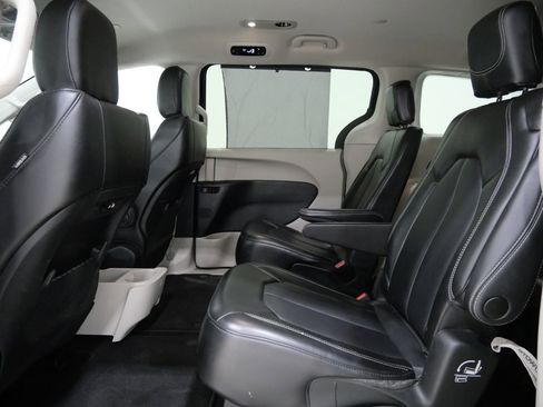 Used 2023 Chrysler Pacifica Touring-L image 23