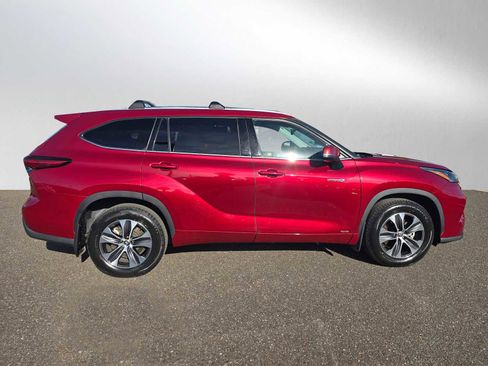 Used 2020 Toyota Highlander XLE image 2