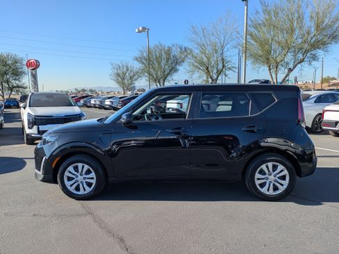 Used 2023 Kia Soul LX image 2