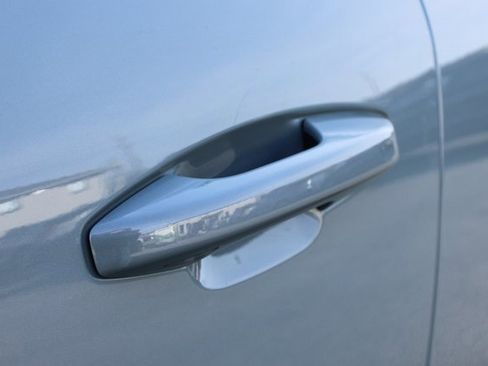 Used 2025 Volvo XC40 B5 Core image 9