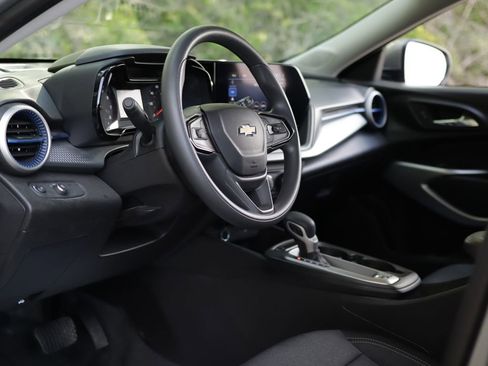 Used 2025 Chevrolet Trax LS w/ LS Convenience Package FWD image 9