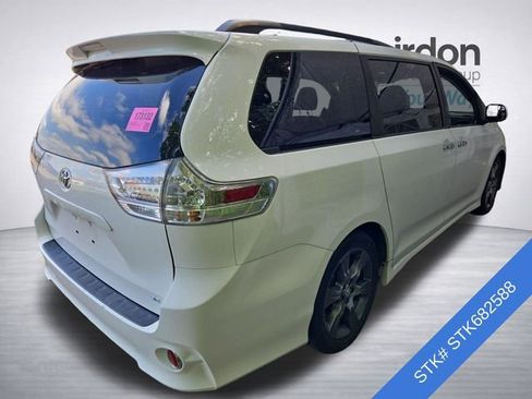Used 2015 Toyota Sienna SE FWD image 4
