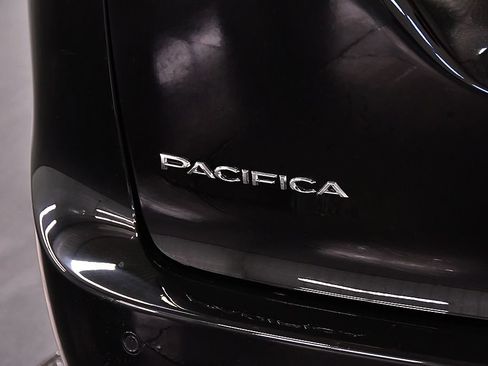 Used 2026 Chrysler Pacifica Limited FWD image 10