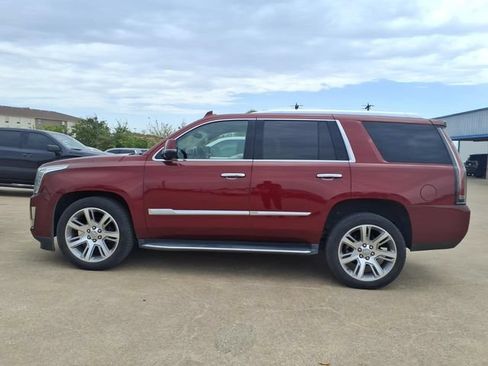 Used 2020 Cadillac Escalade Luxury RWD image 2