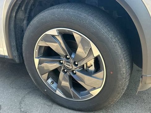 Used 2024 Nissan Rogue SV FWD image 4
