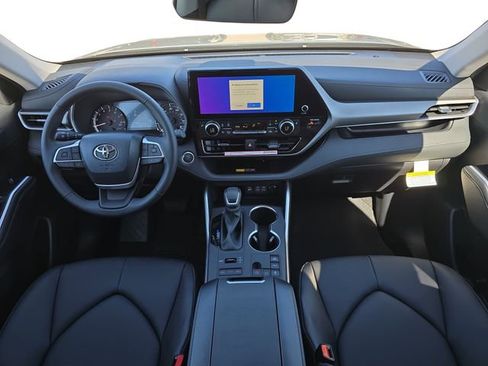 New 2026 Toyota Highlander XLE image 9