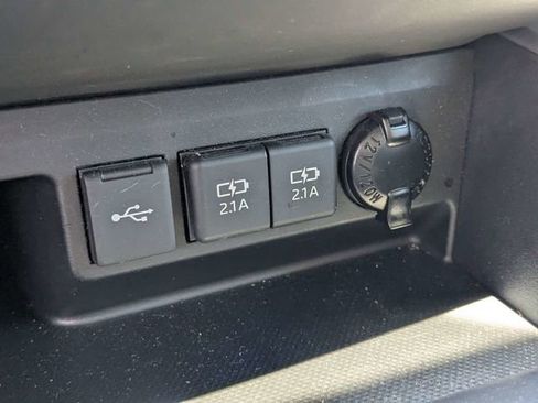 Used 2021 Toyota Highlander XLE FWD image 22