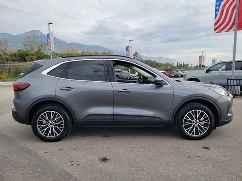 Used 2025 Ford Escape SE image 7