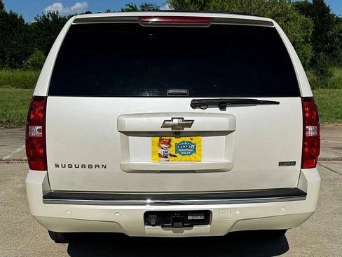 Used 2010 Chevrolet Suburban LTZ RWD image 4