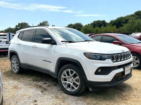 Used 2023 Jeep Compass Latitude AWD/4WD image 3