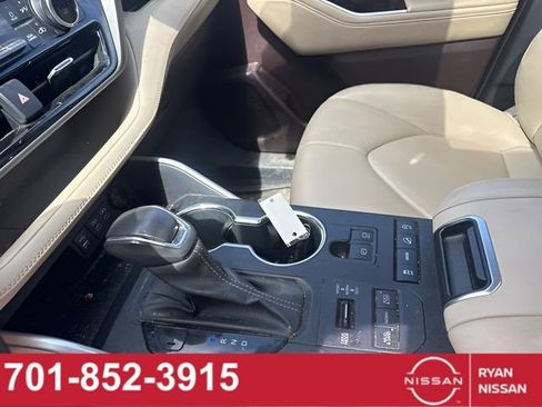 Used 2022 Toyota Highlander XLE AWD/4WD image 9