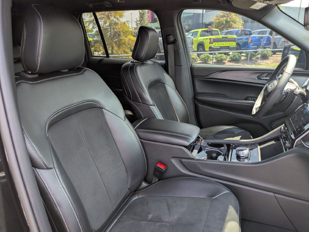 Used 2023 Jeep Grand Cherokee Altitude RWD image 36