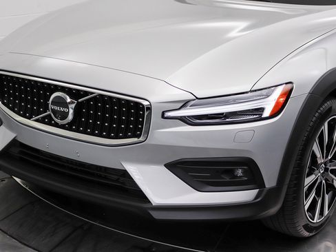 Used 2025 Volvo V60 B5 Cross Country Ultra w/ Protection Package Premier AWD/4WD image 10