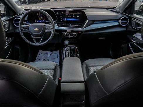 Used 2025 Chevrolet Trax LT FWD image 22