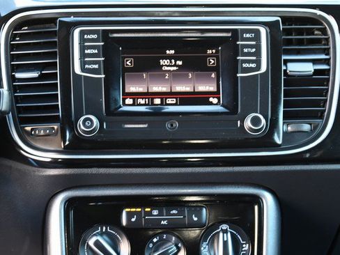 Used 2018 Volkswagen Beetle S image 19