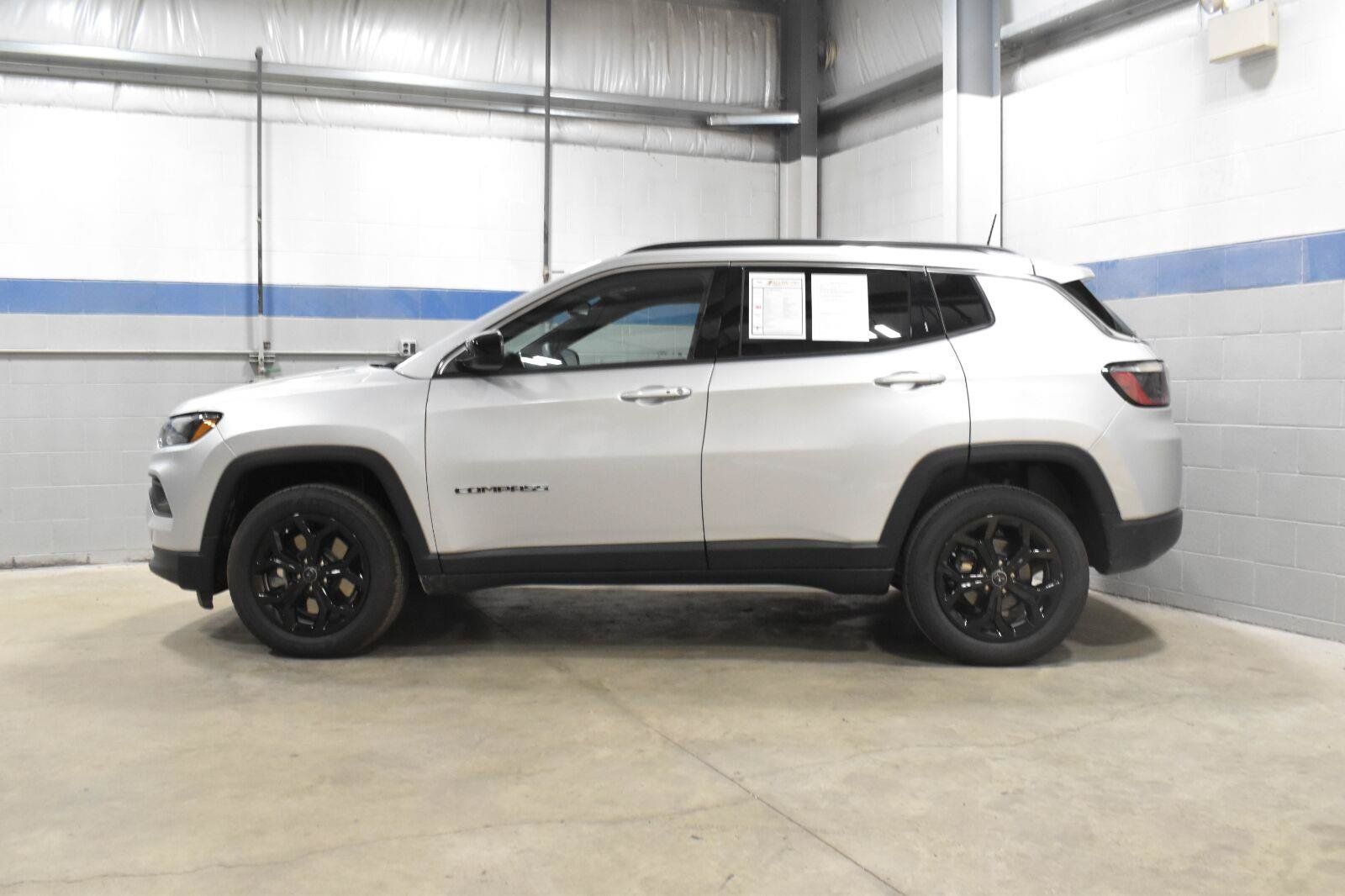 Used 2025 Jeep Compass Latitude AWD/4WD image 24