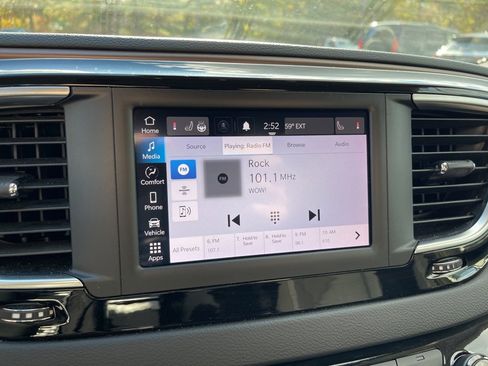 Used 2023 Chrysler Voyager LX image 10