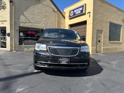 Used 2015 Chrysler Town & Country Touring image 5