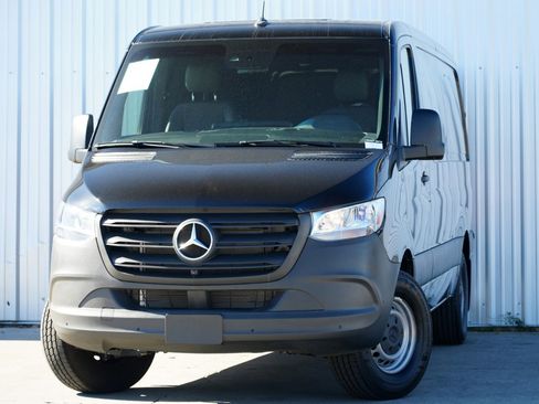 Used 2024 Mercedes-Benz Sprinter 2500 image 3