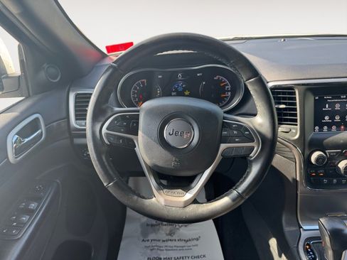 Used 2020 Jeep Grand Cherokee Laredo AWD/4WD image 12