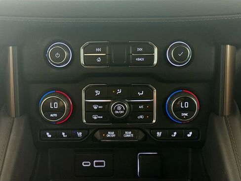Used 2023 Chevrolet Suburban High Country image 19