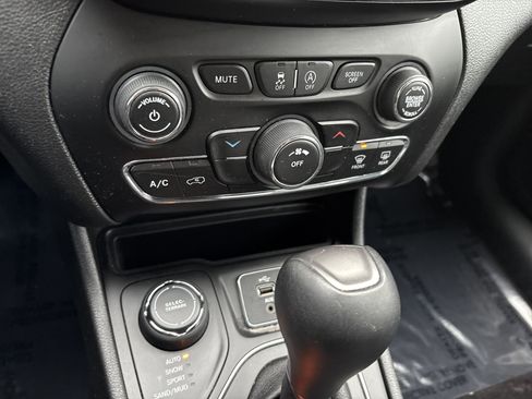 Used 2019 Jeep Cherokee Latitude Plus image 30