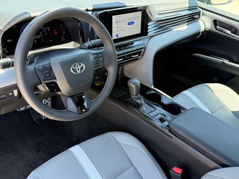 Used 2025 Toyota Camry SE w/ Convenience Package FWD image 9