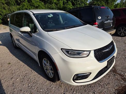 Used 2023 Chrysler Pacifica Touring-L FWD image 3