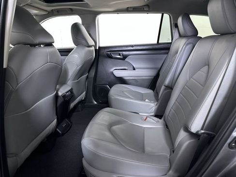 Used 2023 Toyota Highlander XLE AWD/4WD image 26