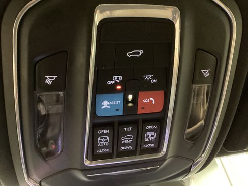 Used 2024 Jeep Grand Cherokee Limited w/ Luxury Tech Group II image 21