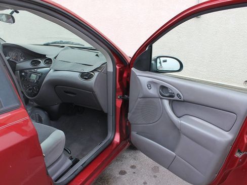 Used 2003 Ford Focus SE image 25